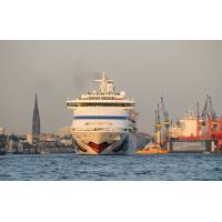 4886 Kreuzfahrtschiff AIDA AURA Hamburg Panorama mit Kirchtürmen | 